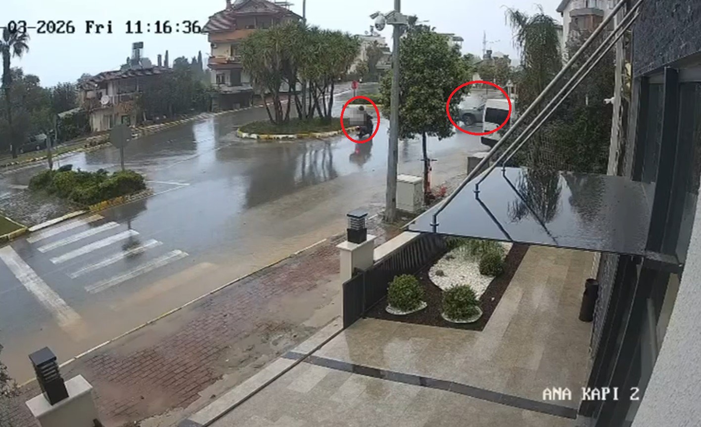 Otomobil ile motosikletin çarpışma anı kamerada: 1 yaralı
