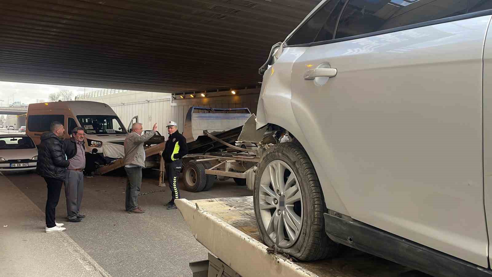 Otomobil ile servis aracı çarpıştı: 5 yaralı
