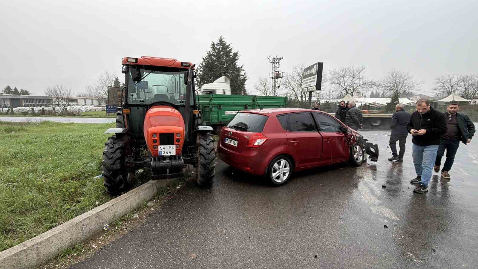 Otomobil ile traktör çarpıştı: 2 yaralı
