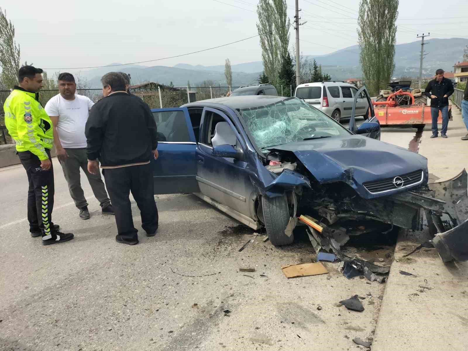 Otomobil ile traktör çarpıştı: 3 yaralı
