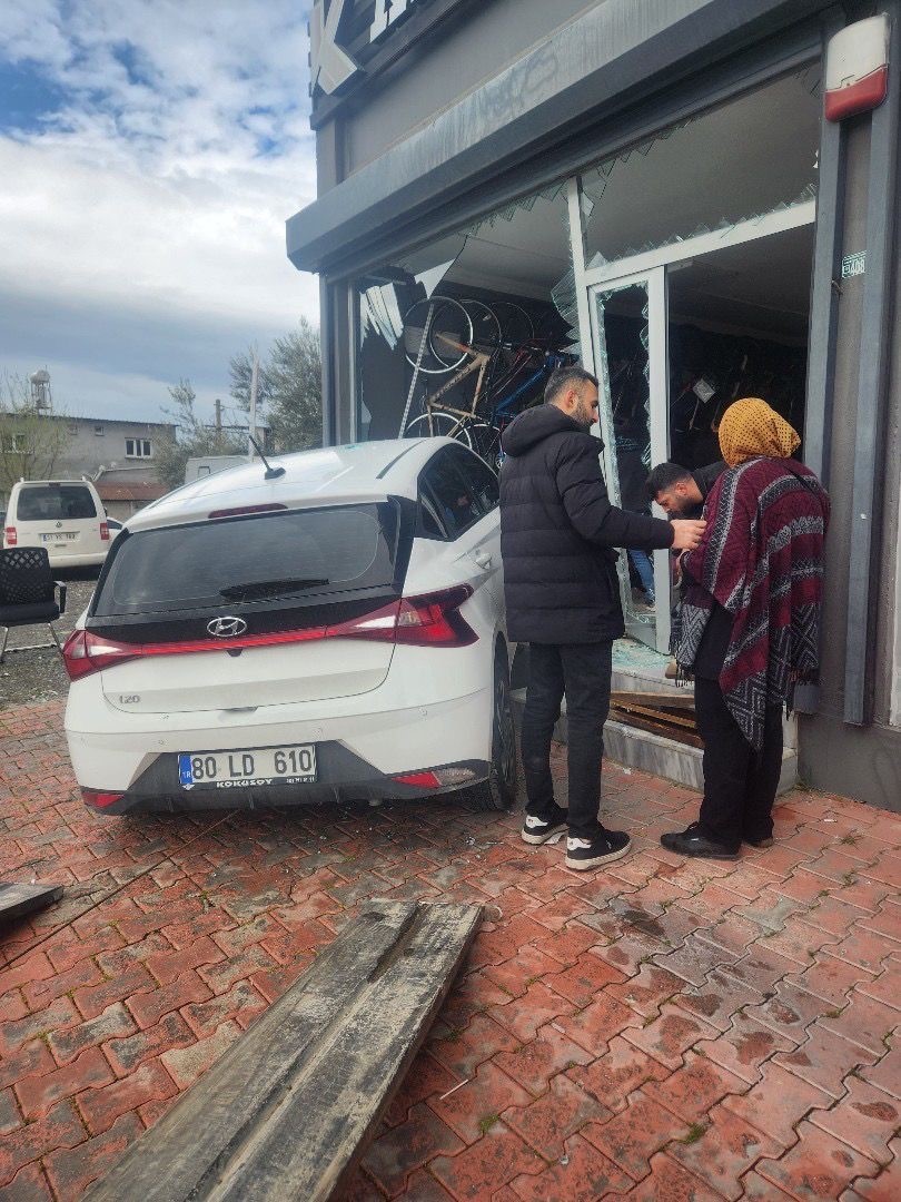 Otomobil iş yerinin vitrininden içeri girdi
