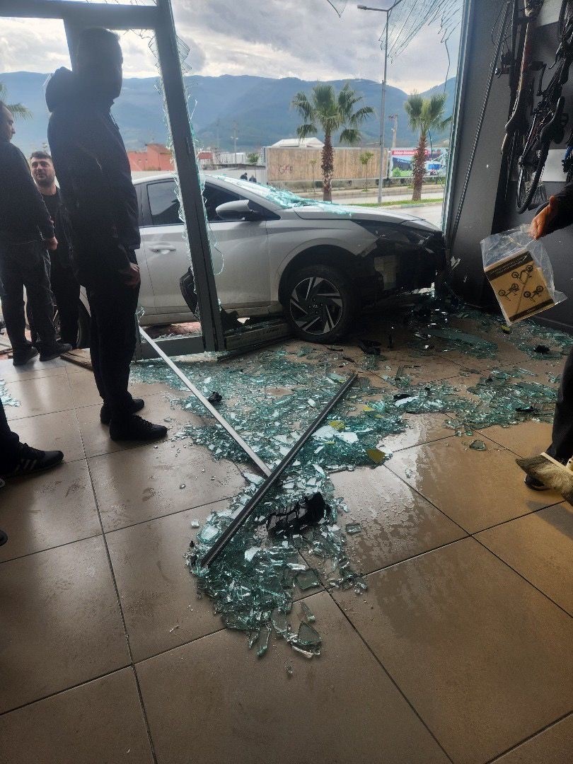 Otomobil iş yerinin vitrininden içeri girdi
