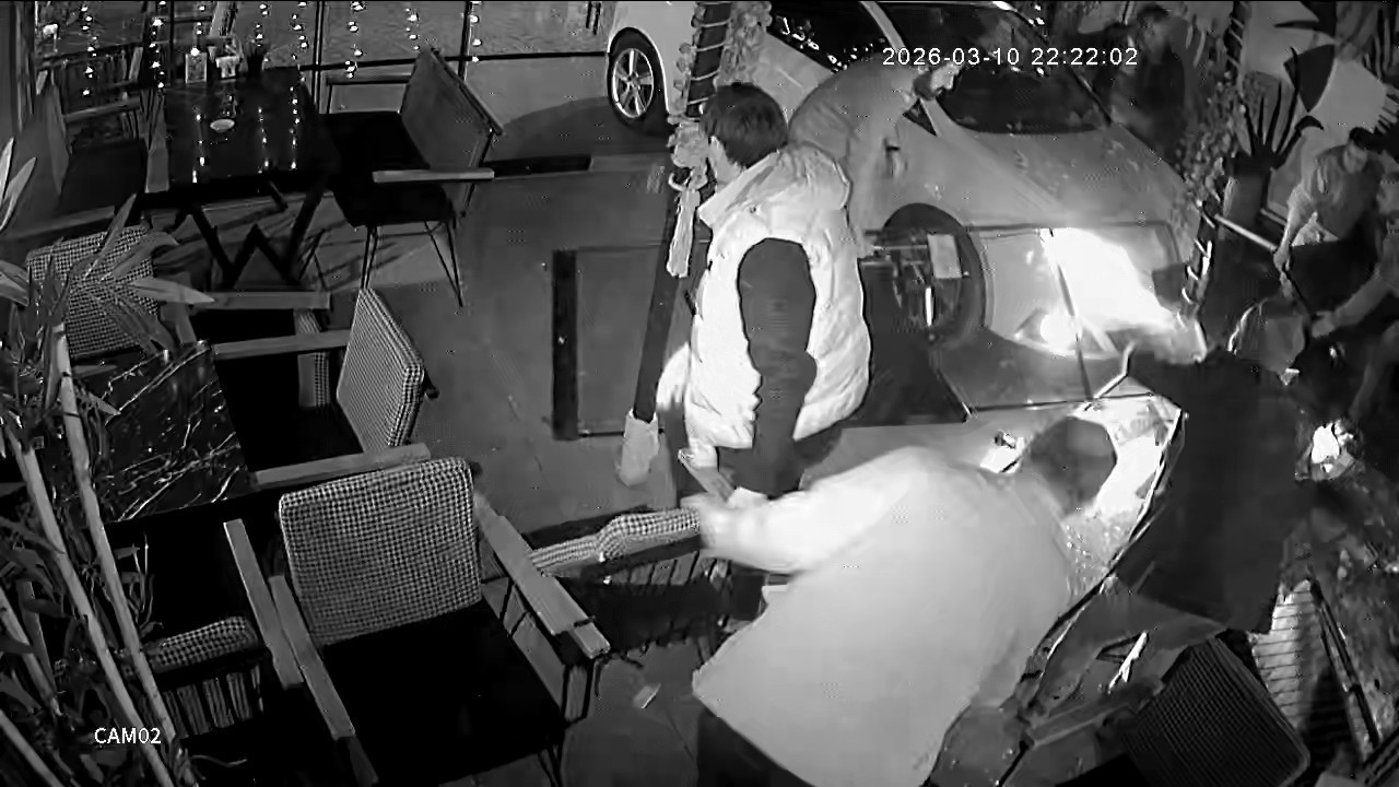 Otomobil kafeye daldı: 2 yaralı
