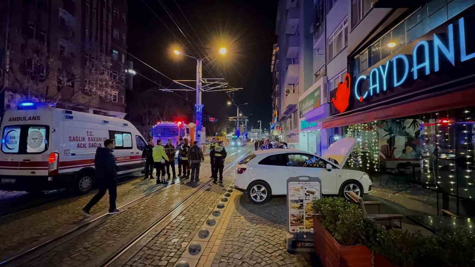 Otomobil kafeye daldı: 2 yaralı
