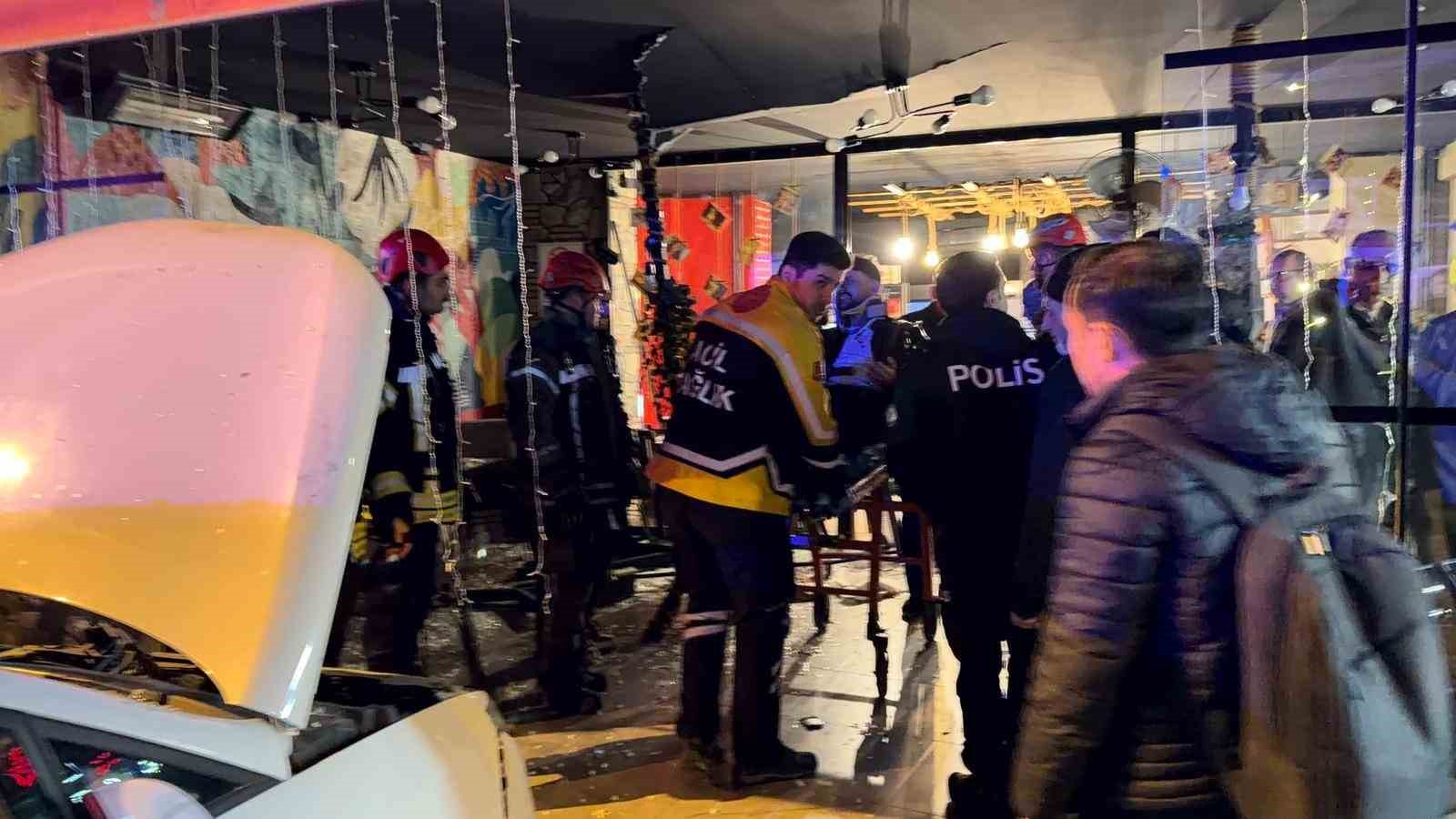 Otomobil kafeye daldı: 2 yaralı
