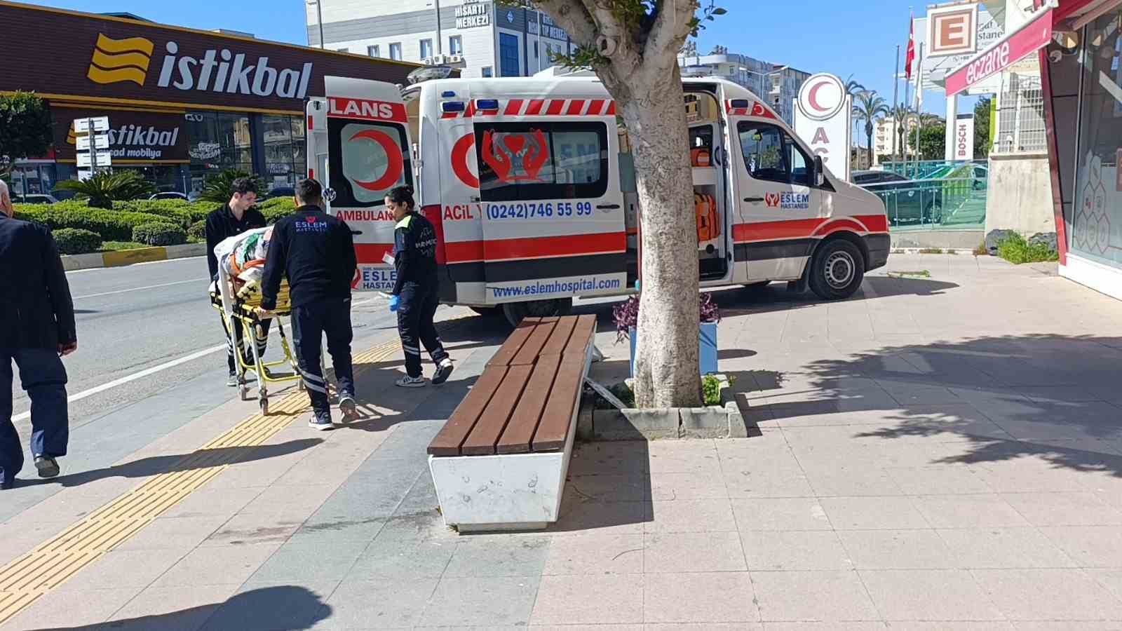 Otomobil kaldırım taşına çarptı: 1 yaralı
