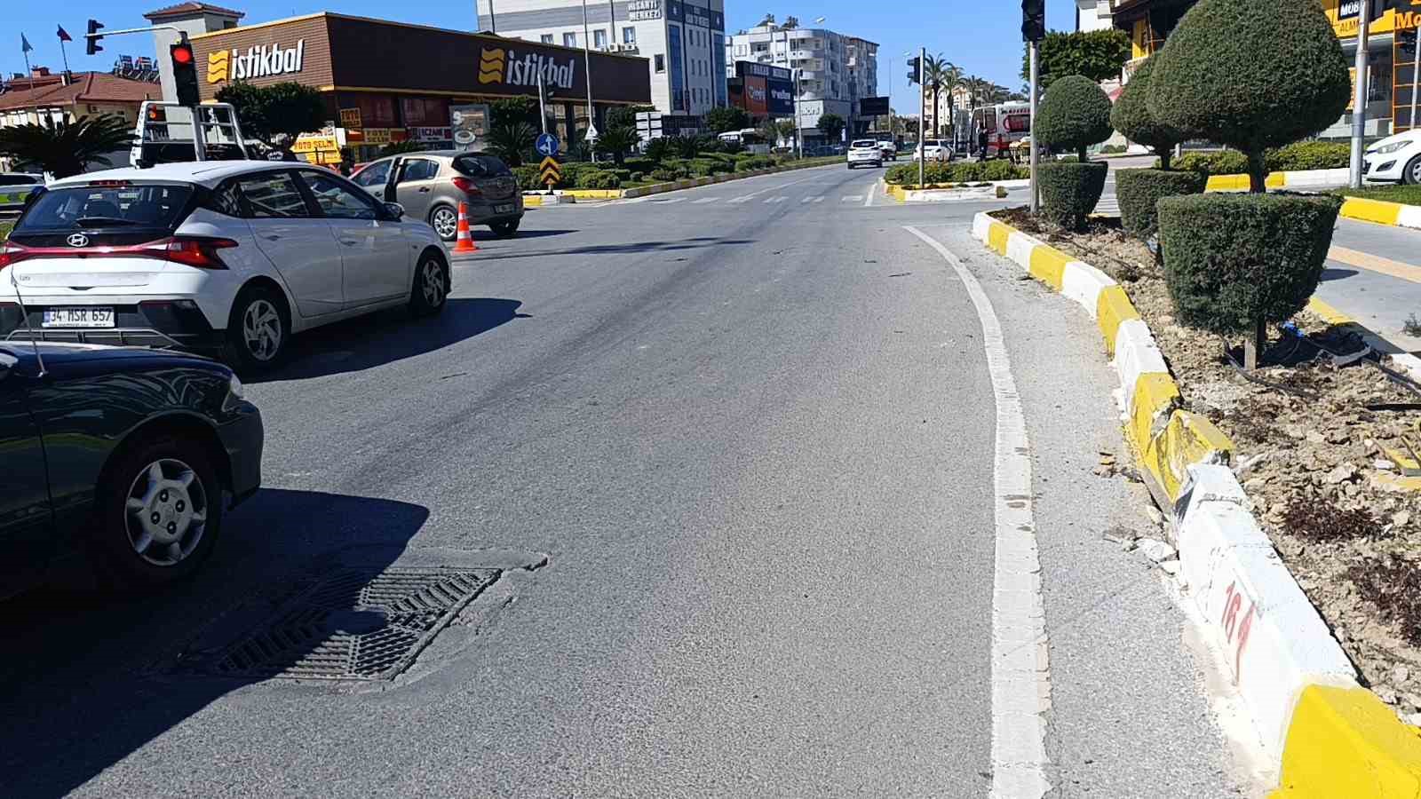 Otomobil kaldırım taşına çarptı: 1 yaralı
