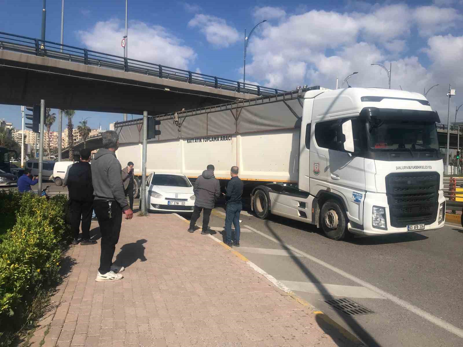 Otomobil kaldırımdaki öğrencilere çarptı: 2 yaralı
