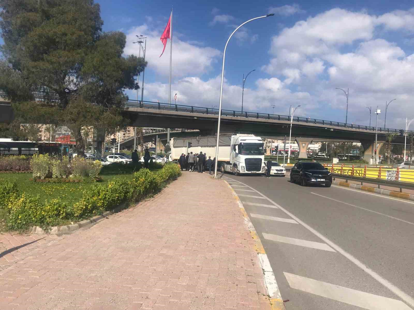 Otomobil kaldırımdaki öğrencilere çarptı: 2 yaralı
