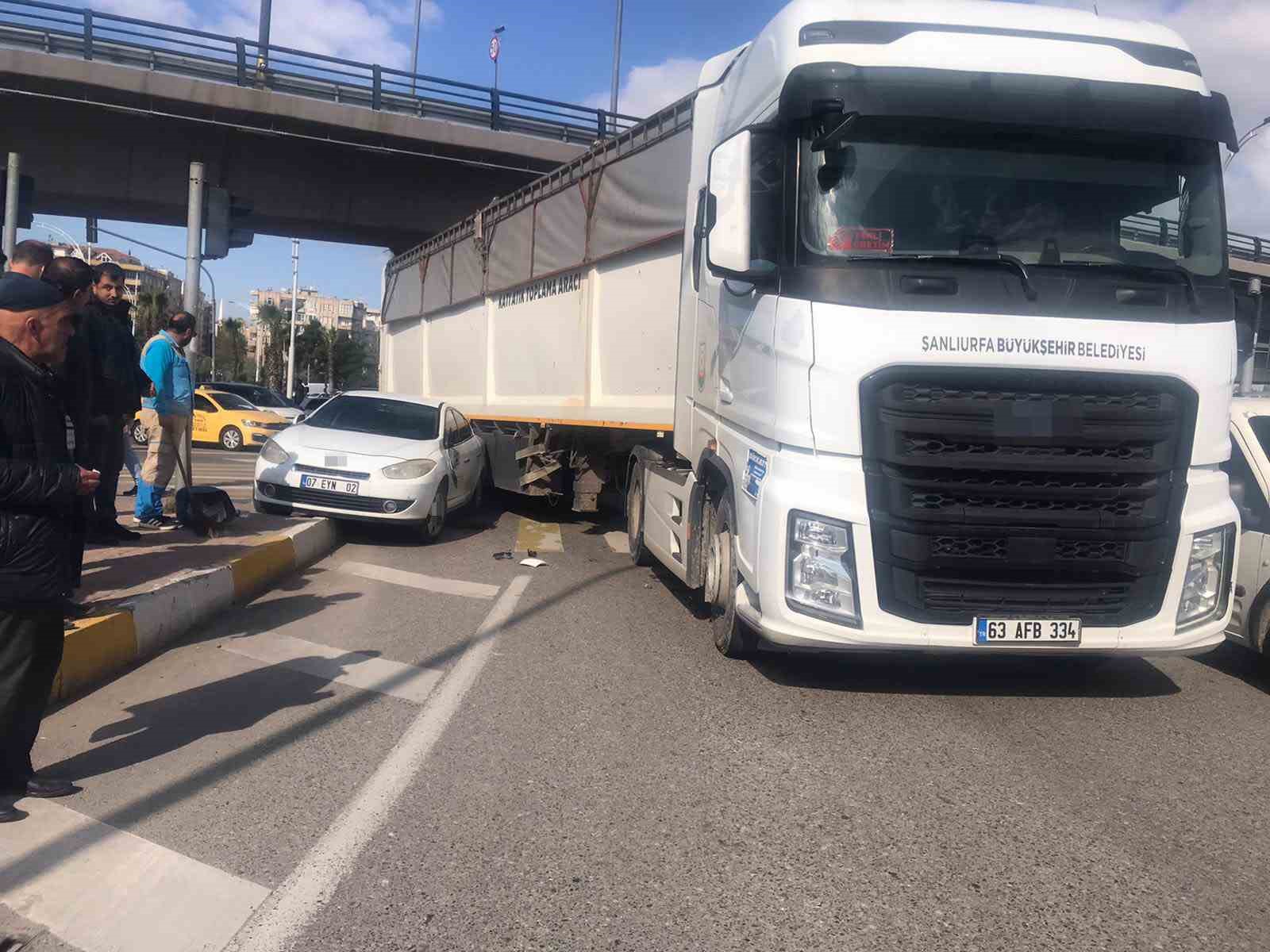 Otomobil kaldırımdaki öğrencilere çarptı: 2 yaralı
