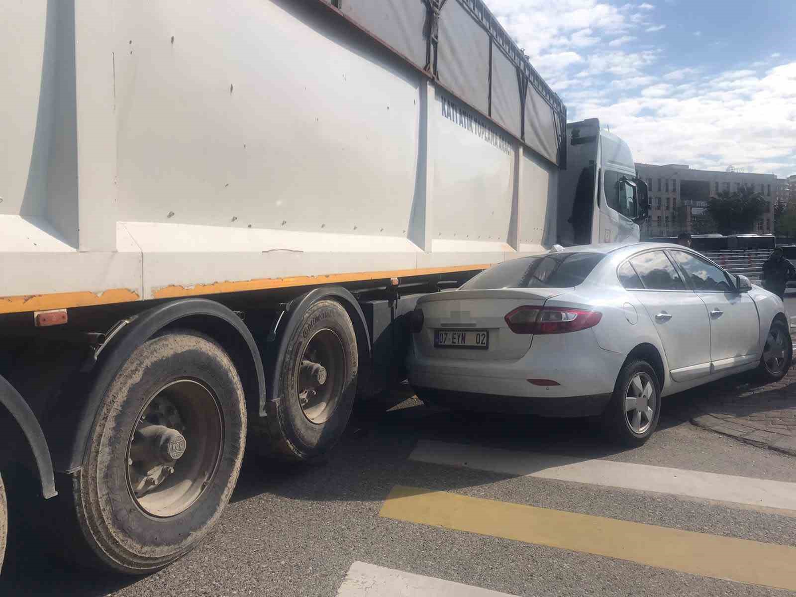 Otomobil kaldırımdaki öğrencilere çarptı: 2 yaralı
