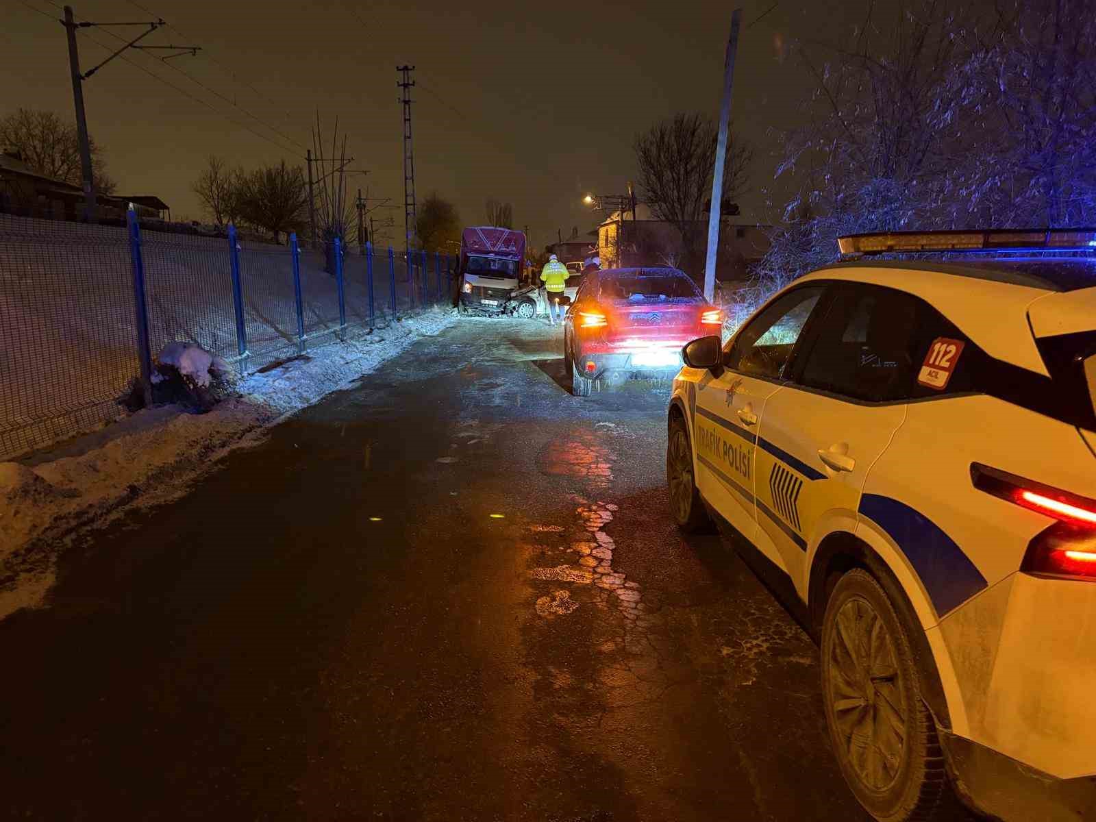 Otomobil kamyonetle kafa kafaya çarpıştı: 3 yaralı
