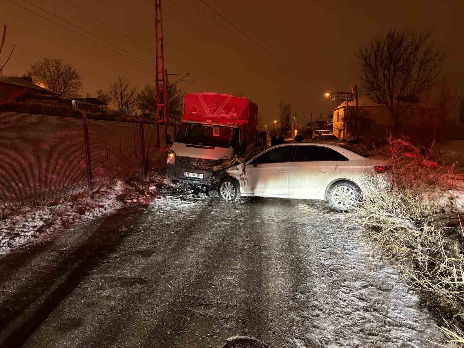 Otomobil kamyonetle kafa kafaya çarpıştı: 3 yaralı
