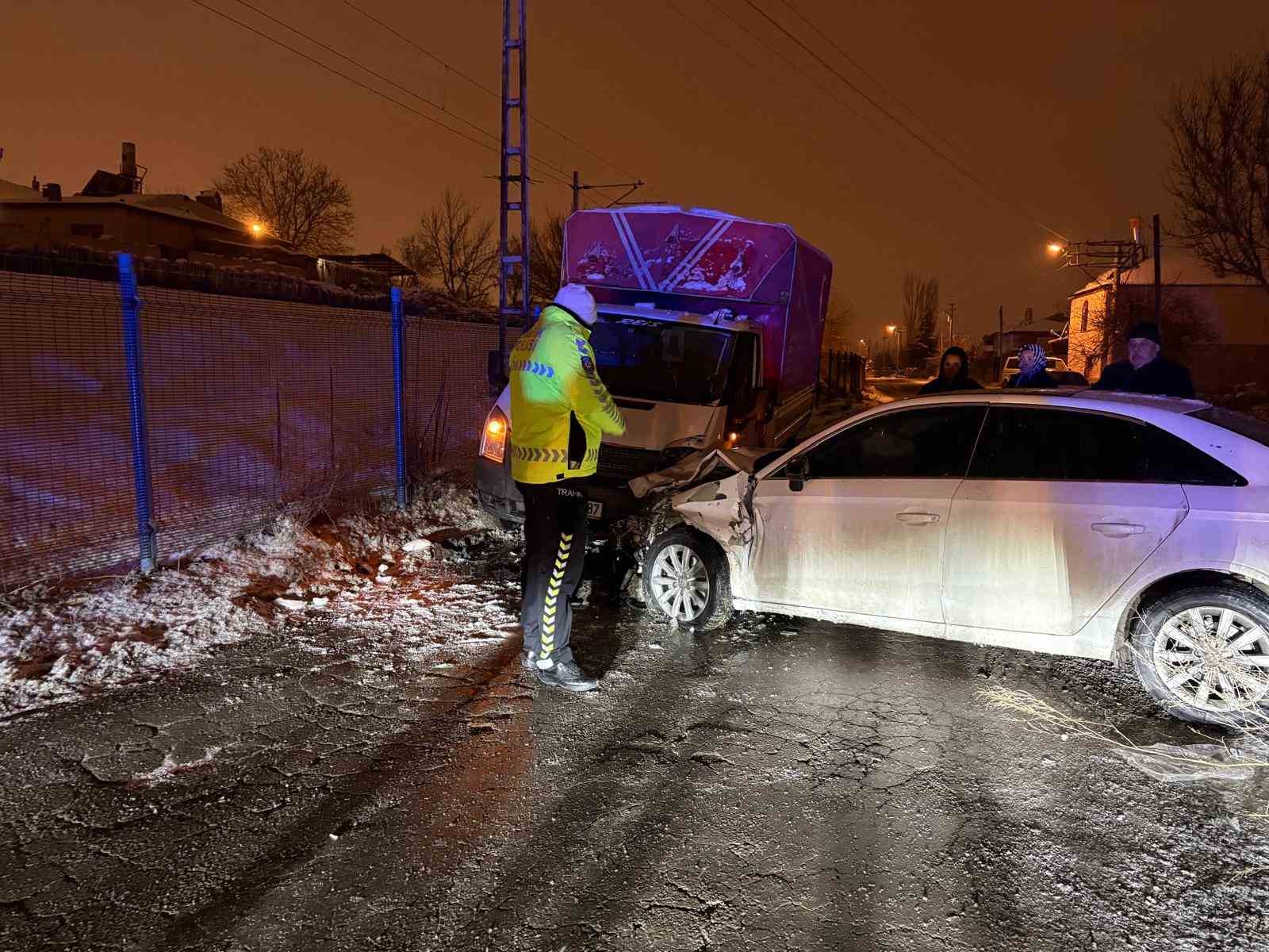 Otomobil kamyonetle kafa kafaya çarpıştı: 3 yaralı
