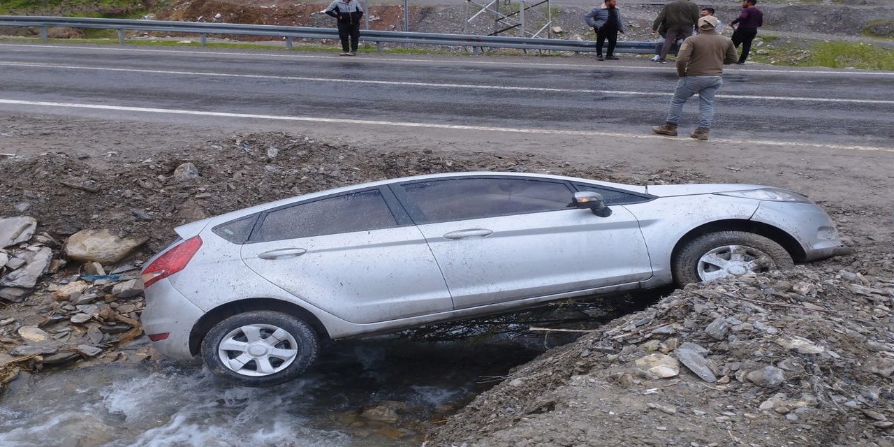 Otomobil kanala düştü: 2 yaralı
