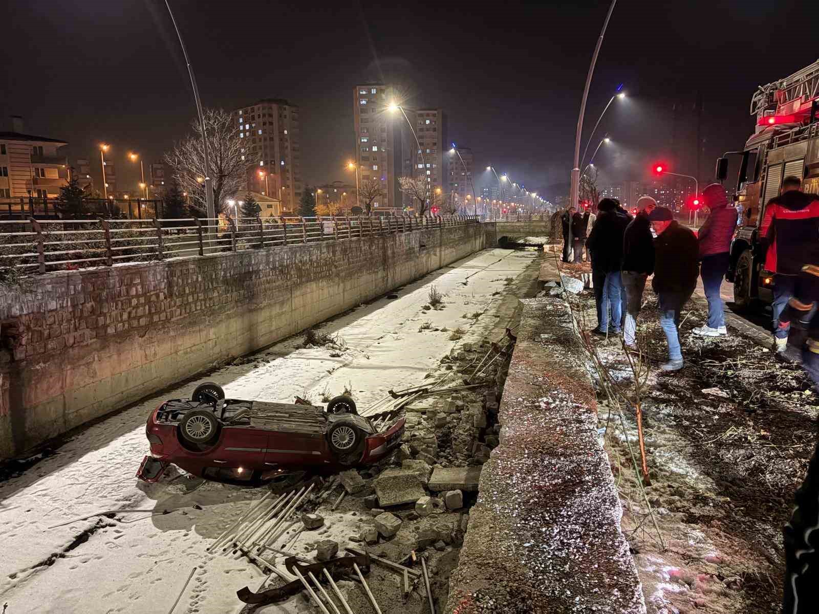 Otomobil kanala uçtu: 1 yaralı
