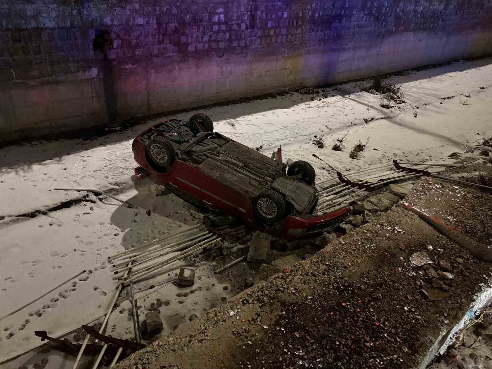 Otomobil kanala uçtu: 1 yaralı
