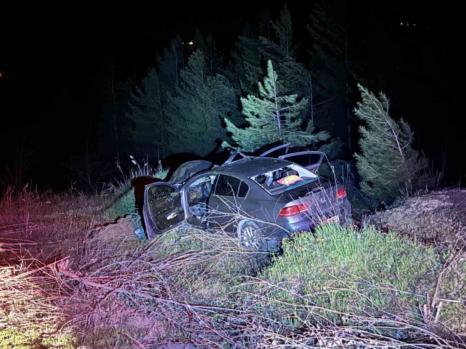 Otomobil kara yoluna çıkan ata çarptı: 3 yaralı
