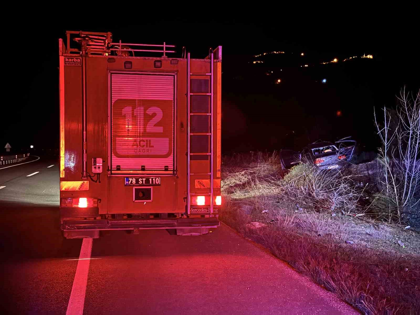 Otomobil kara yoluna çıkan ata çarptı: 3 yaralı
