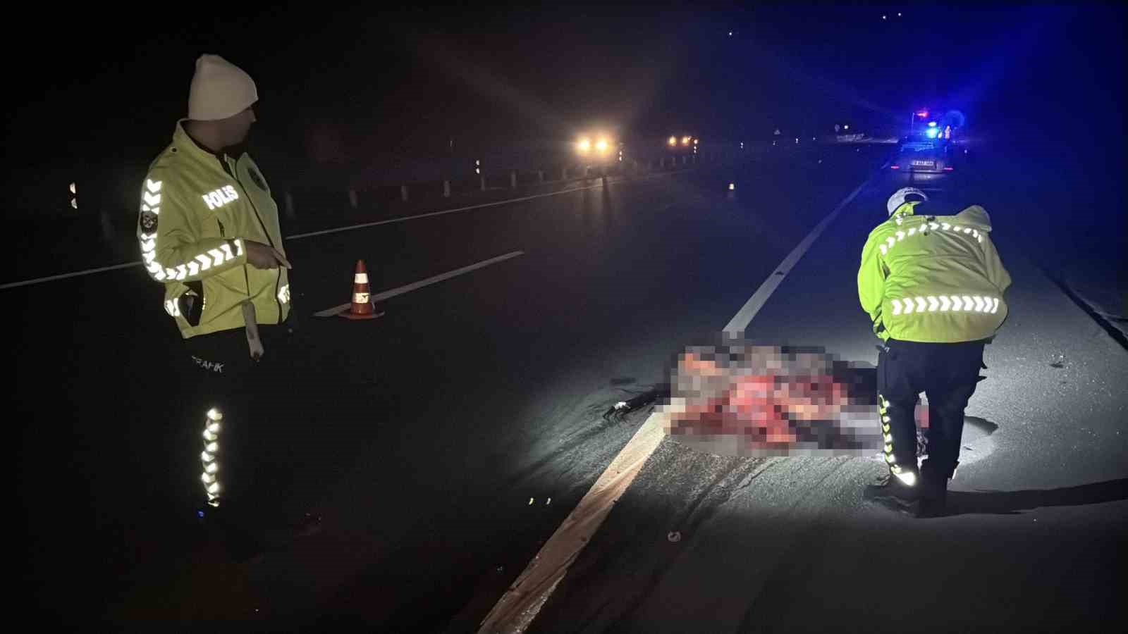 Otomobil kara yoluna çıkan ata çarptı: 3 yaralı
