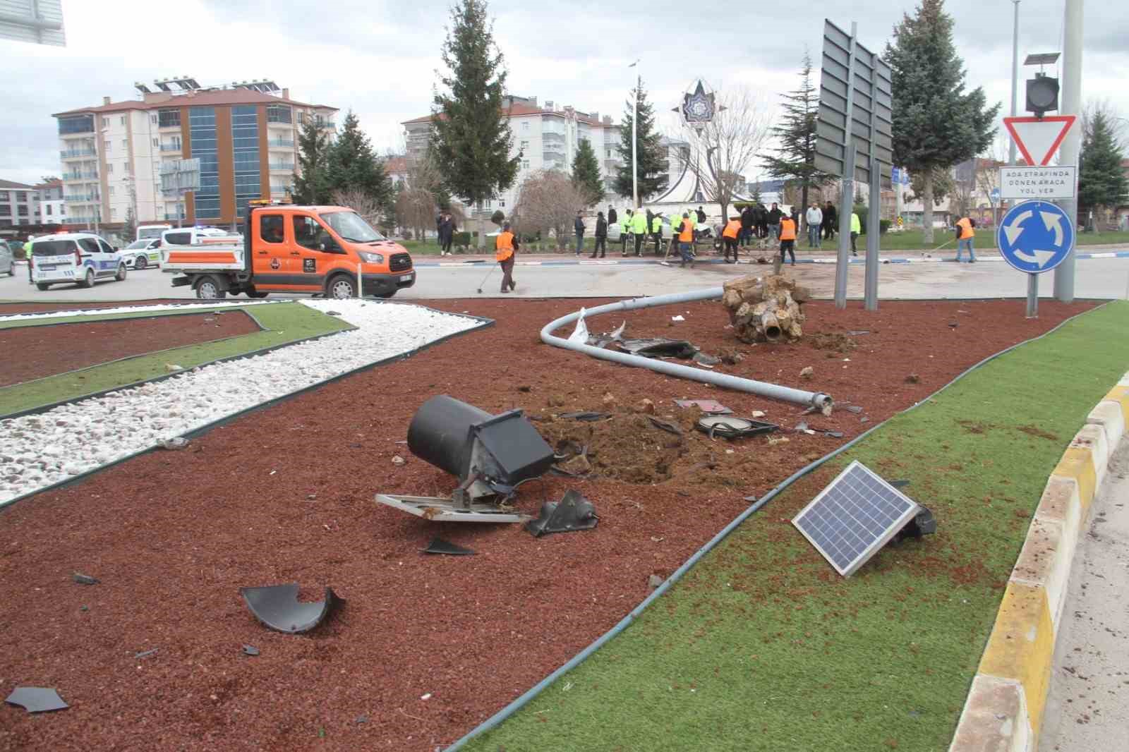 Otomobil kavşakta devrildi: Ortalık savaş alanına döndü
