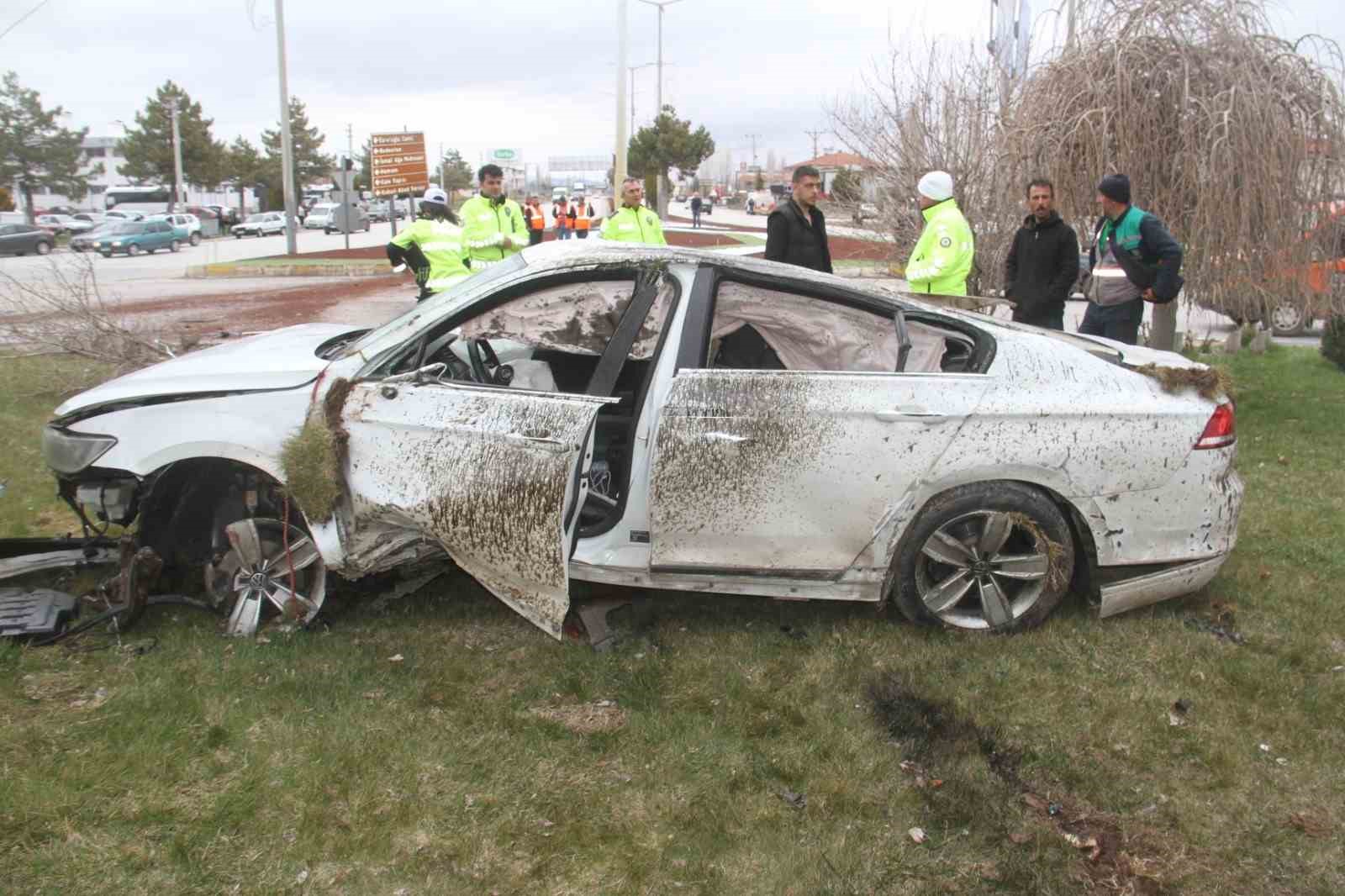 Otomobil kavşakta devrildi: Ortalık savaş alanına döndü
