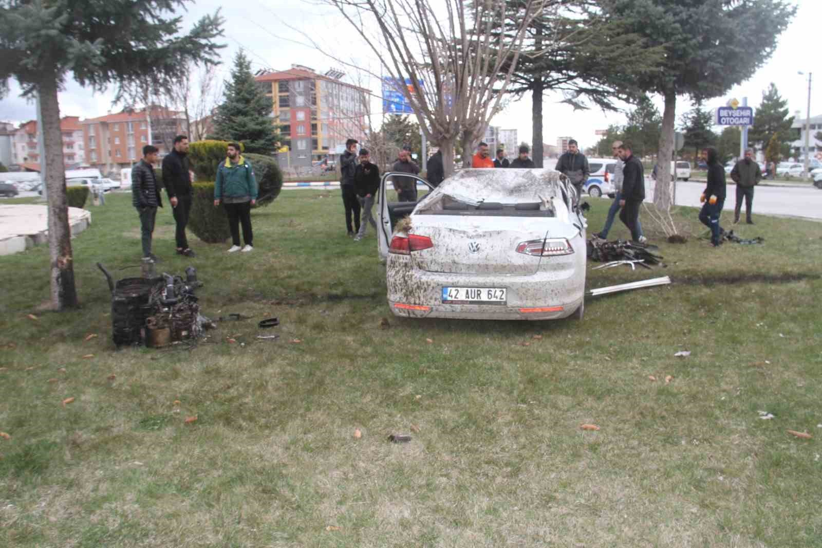 Otomobil kavşakta devrildi: Ortalık savaş alanına döndü
