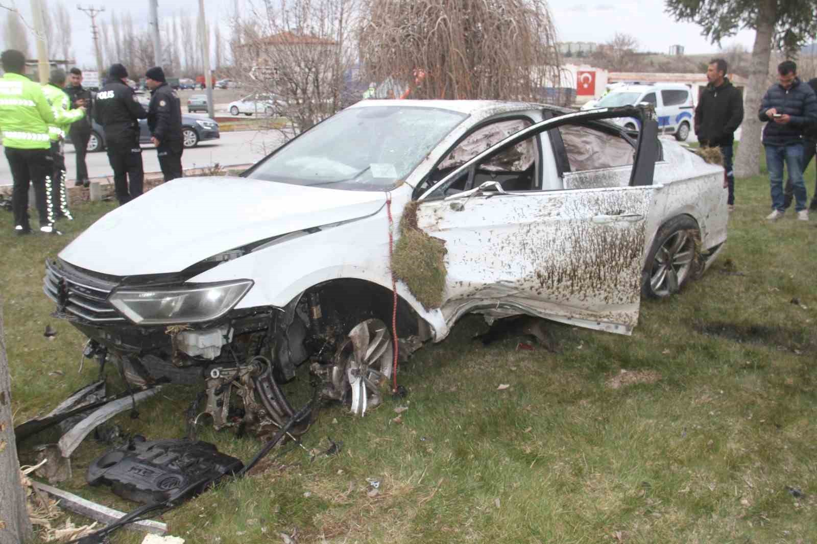 Otomobil kavşakta devrildi: Ortalık savaş alanına döndü
