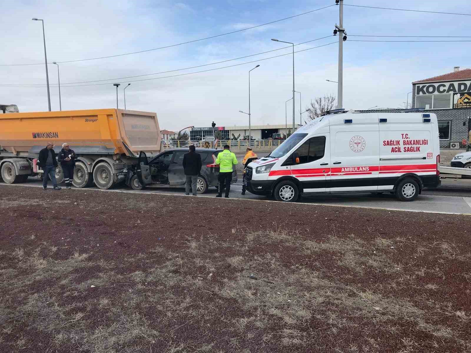 Otomobil, kırmızı ışıkta bekleyen tıra çarptı: 1 yaralı
