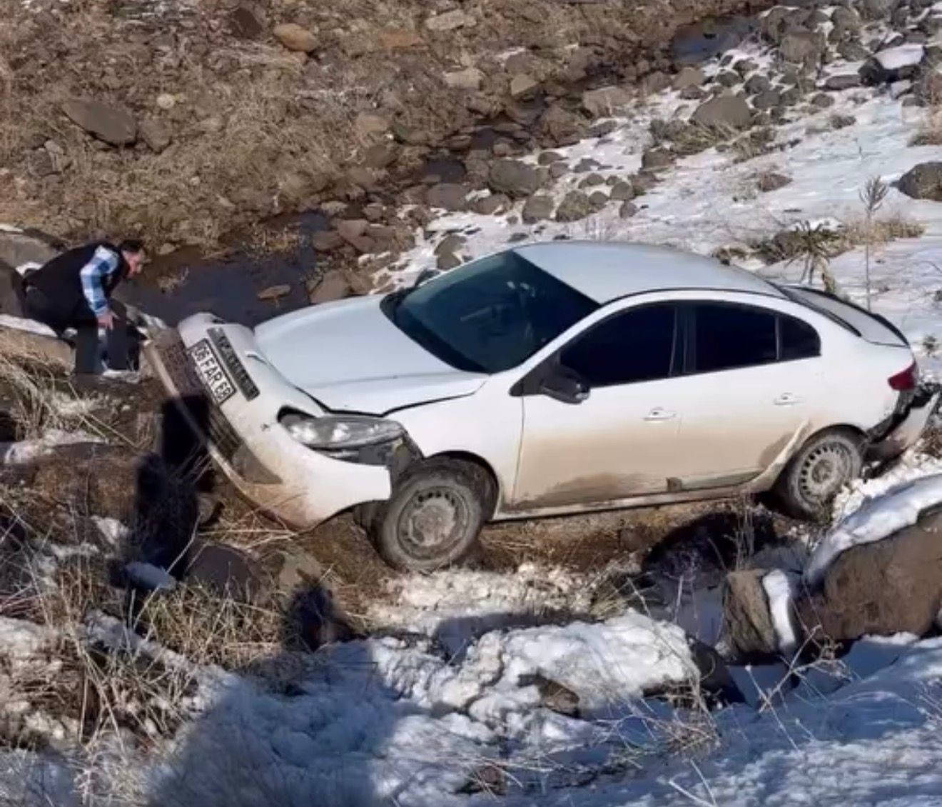 Otomobil köprüden dereye uçtu
