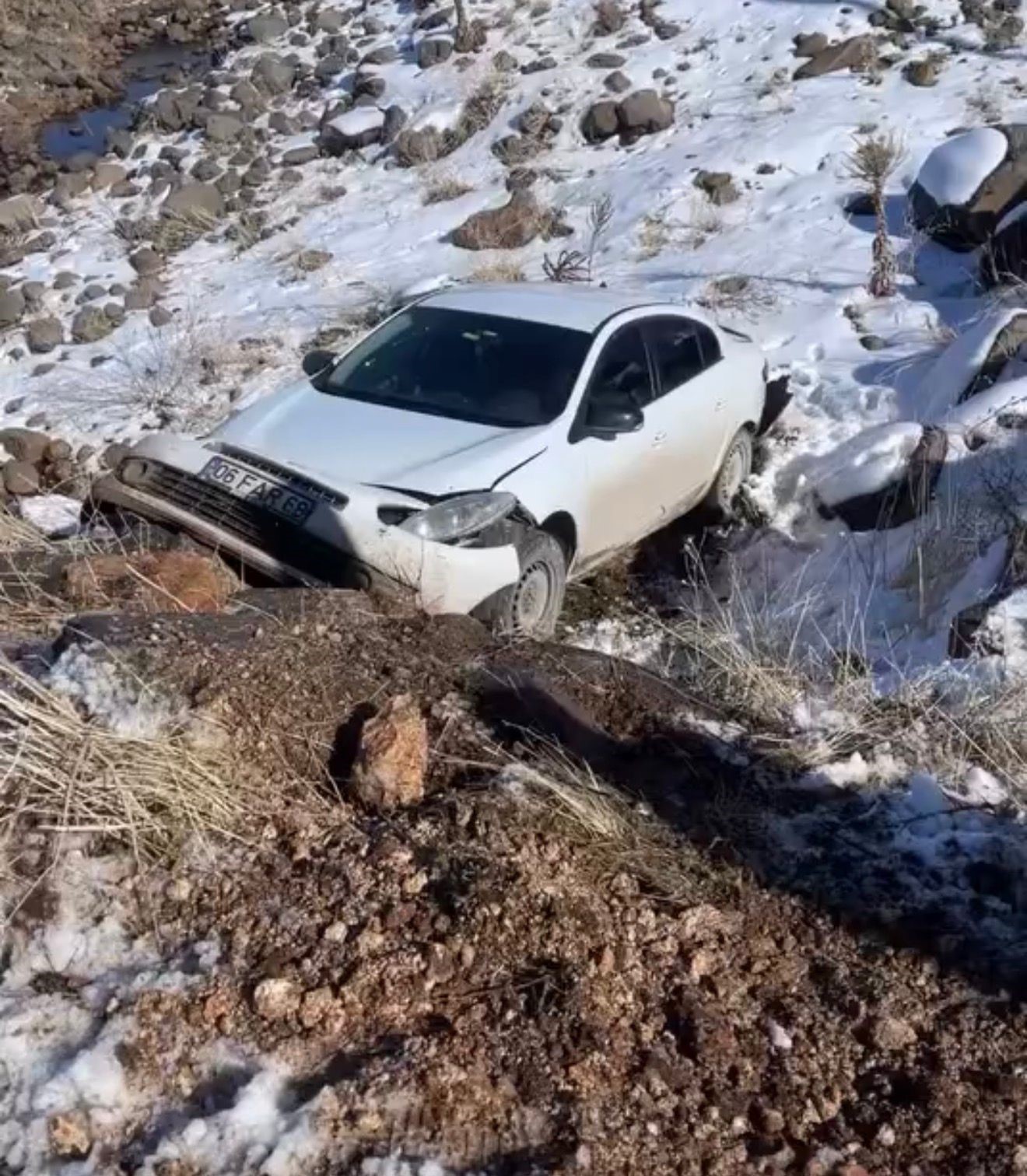 Otomobil köprüden dereye uçtu
