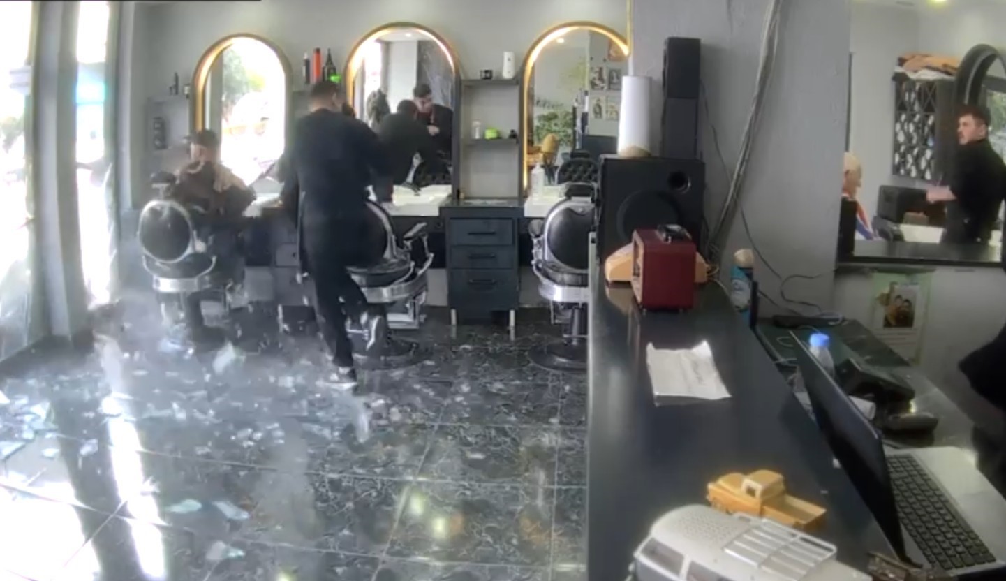 Otomobil kuaför dükkanına daldı: Çalışanlar kaçtı, müşteri fotoğraf çekti
