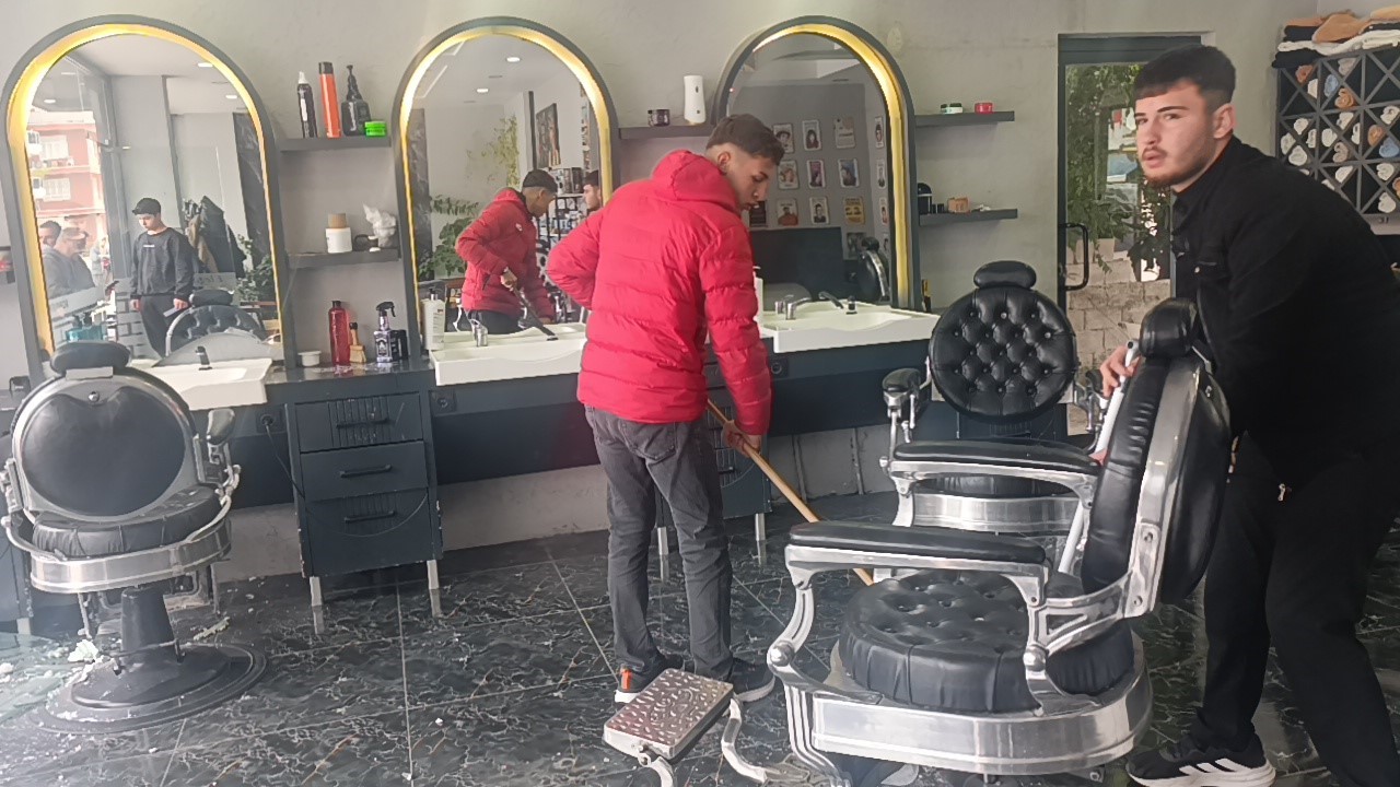 Otomobil kuaför dükkanına daldı: Çalışanlar kaçtı, müşteri fotoğraf çekti
