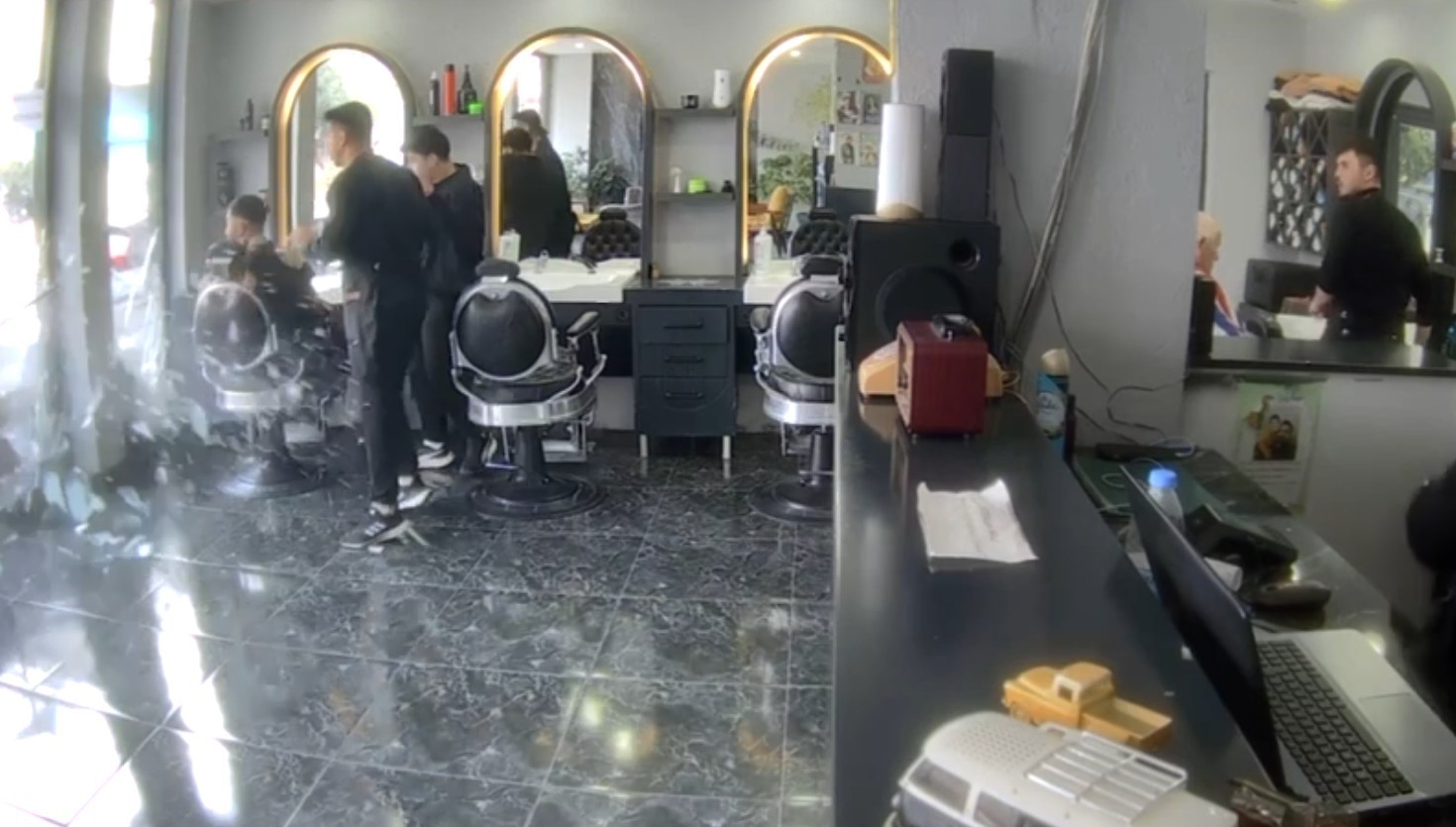 Otomobil kuaför dükkanına daldı: Çalışanlar kaçtı, müşteri fotoğraf çekti
