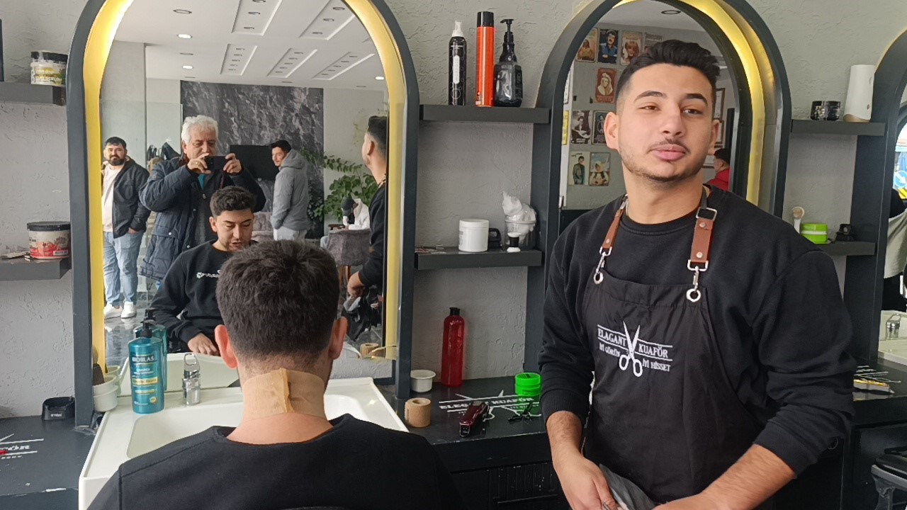 Otomobil kuaför dükkanına daldı: Çalışanlar kaçtı, müşteri fotoğraf çekti
