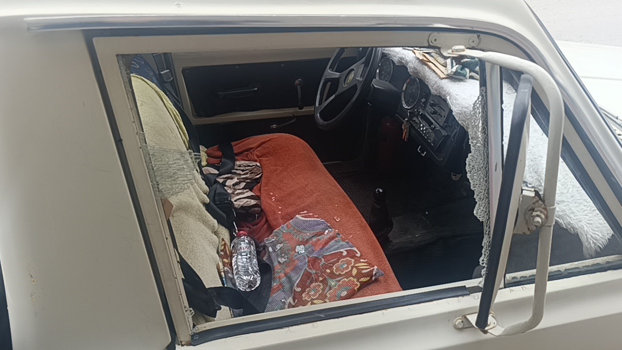 Otomobil kuaför dükkanına daldı: Çalışanlar kaçtı, müşteri fotoğraf çekti
