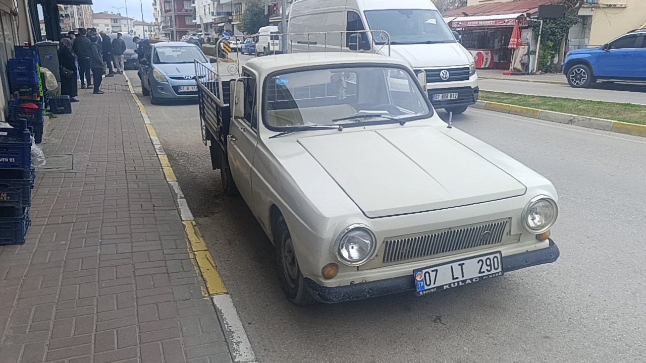 Otomobil kuaför dükkanına daldı: Çalışanlar kaçtı, müşteri fotoğraf çekti
