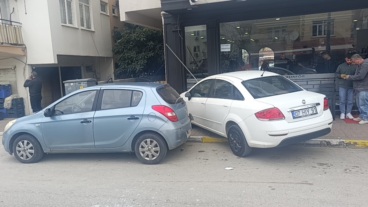 Otomobil kuaför dükkanına daldı: Çalışanlar kaçtı, müşteri fotoğraf çekti
