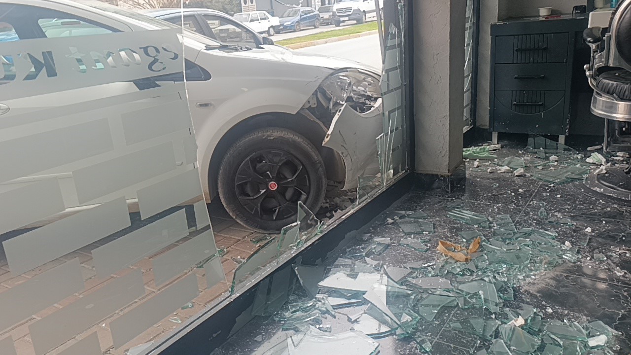 Otomobil kuaför dükkanına daldı: Çalışanlar kaçtı, müşteri fotoğraf çekti
