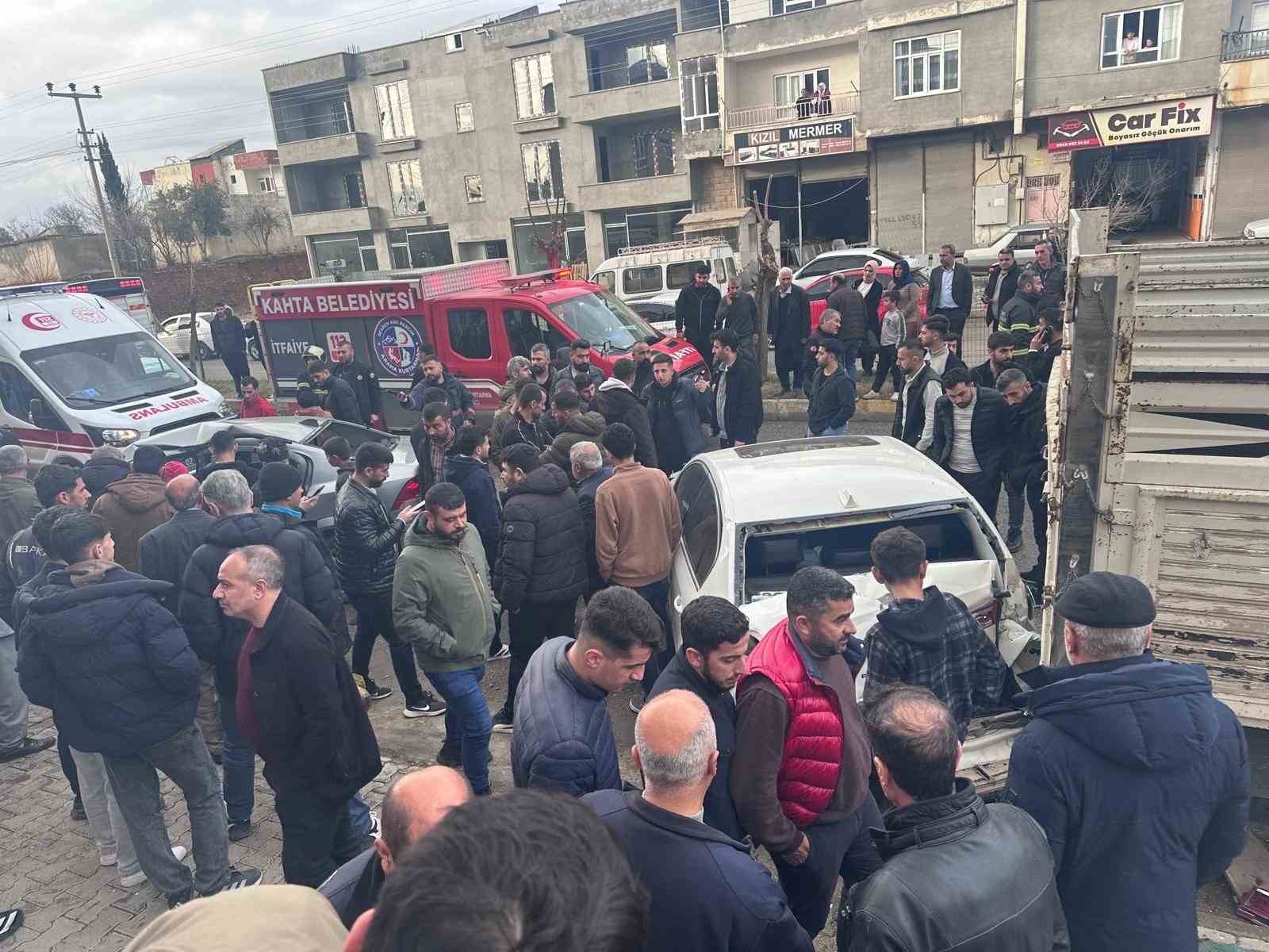 Otomobil park halindeki araçlara çarptı: 1’i ağır 3 yaralı
