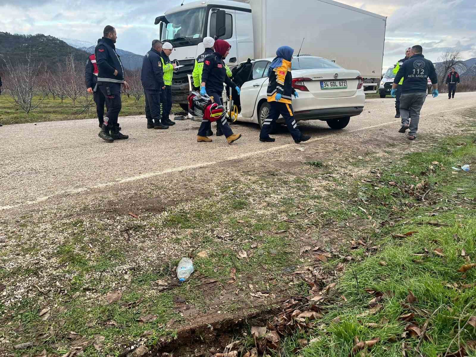 Otomobil park halindeki kamyona çarptı: 2 ölü, 1 yaralı
