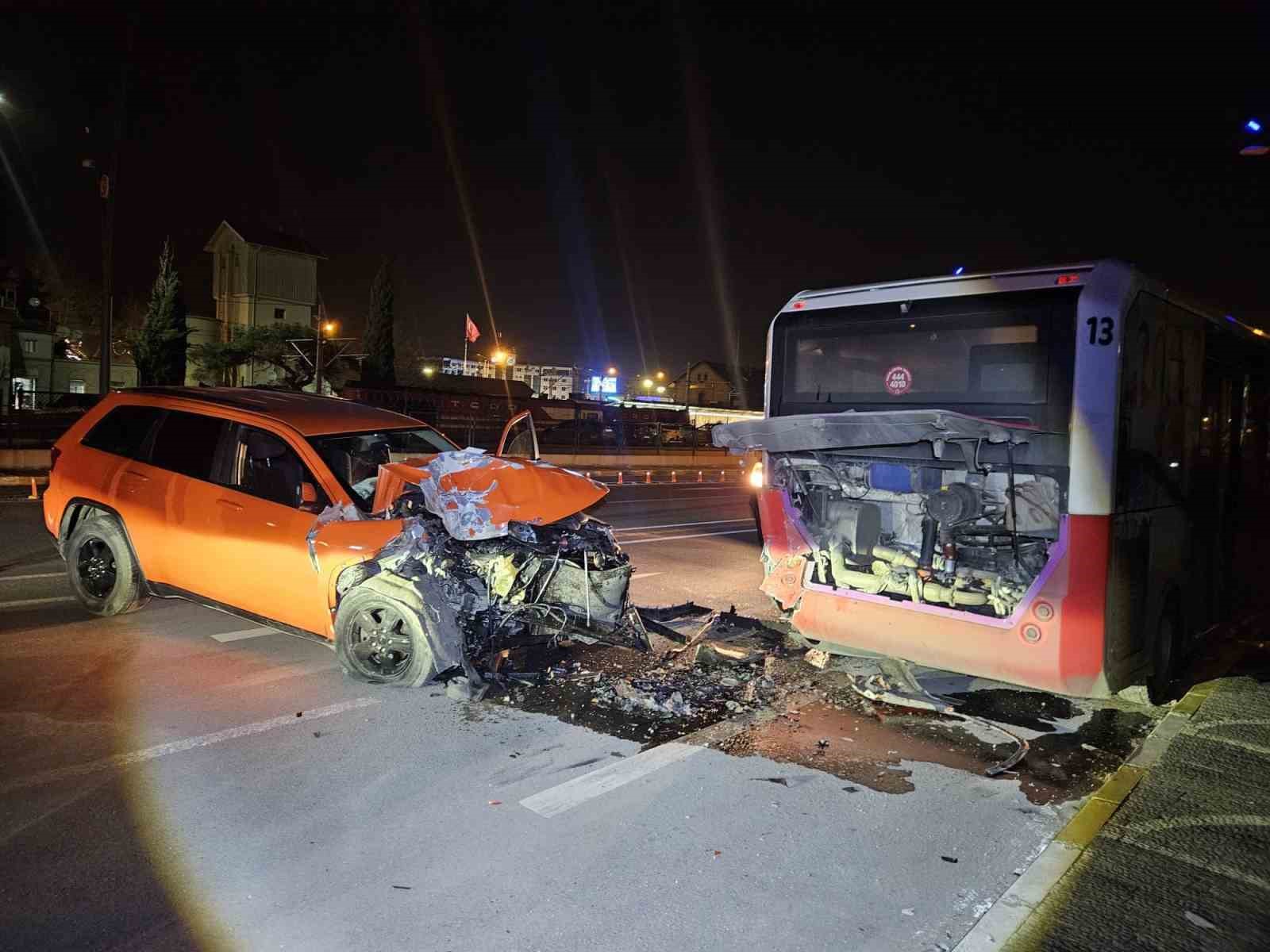 Otomobil park halindeki otobüse çarptı: 1 yaralı
