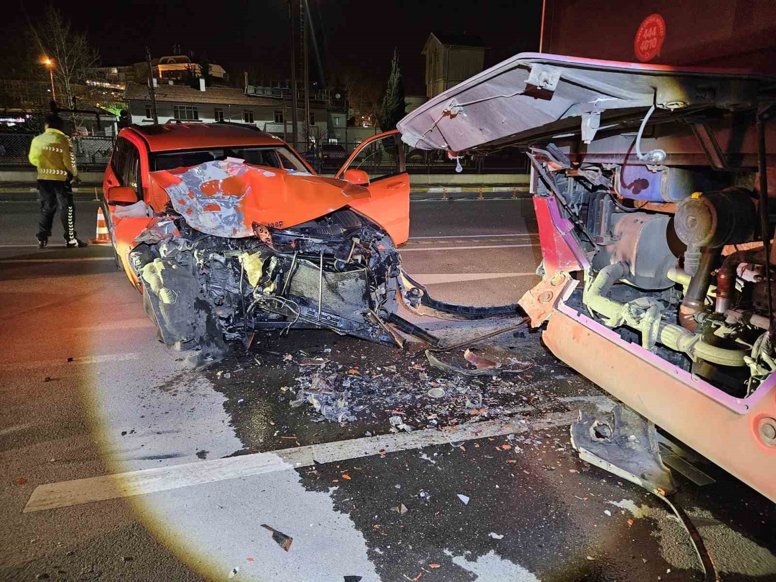 Otomobil park halindeki otobüse çarptı: 1 yaralı
