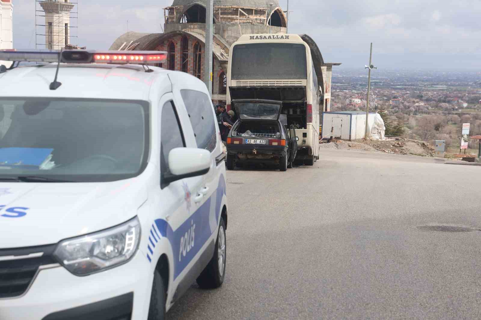 Otomobil park halindeki otobüse çarptı: 1 yaralı
