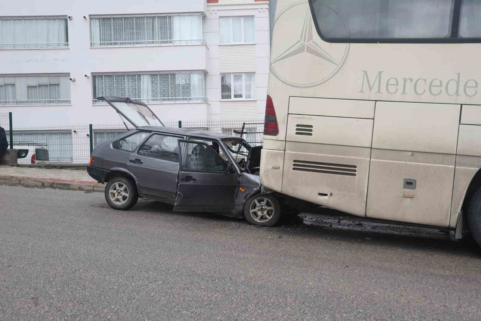 Otomobil park halindeki otobüse çarptı: 1 yaralı
