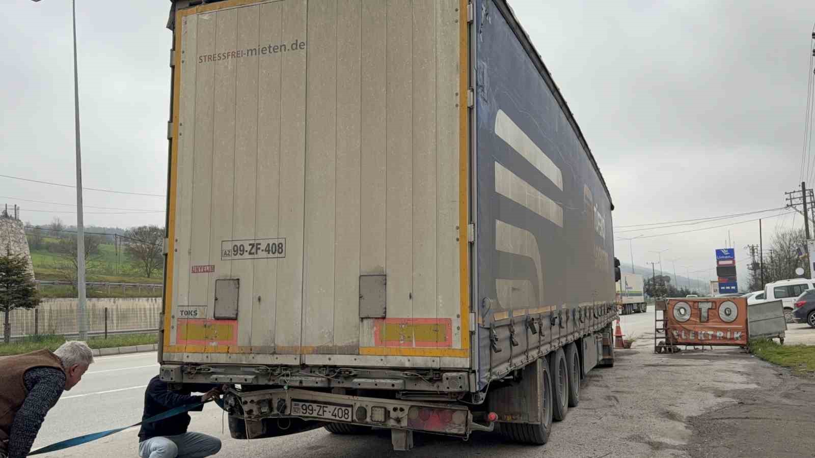 Otomobil park halindeki tıra çarptı: 5 yaralı
