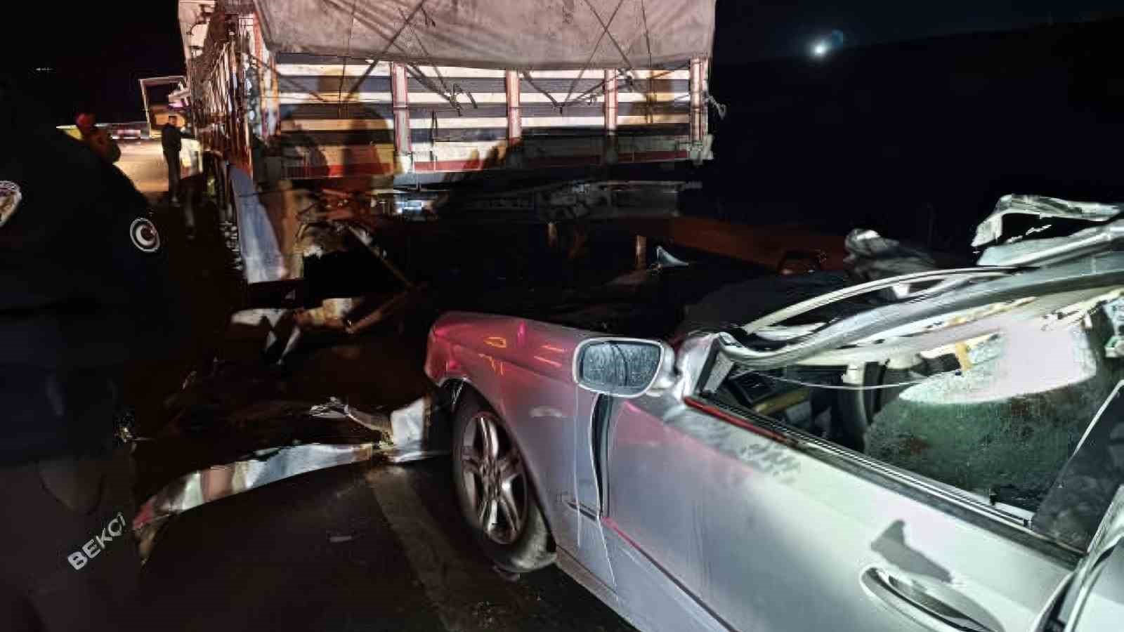 Otomobil park halindeki tıra çarptı, köy muhtarı ağır yaralandı
