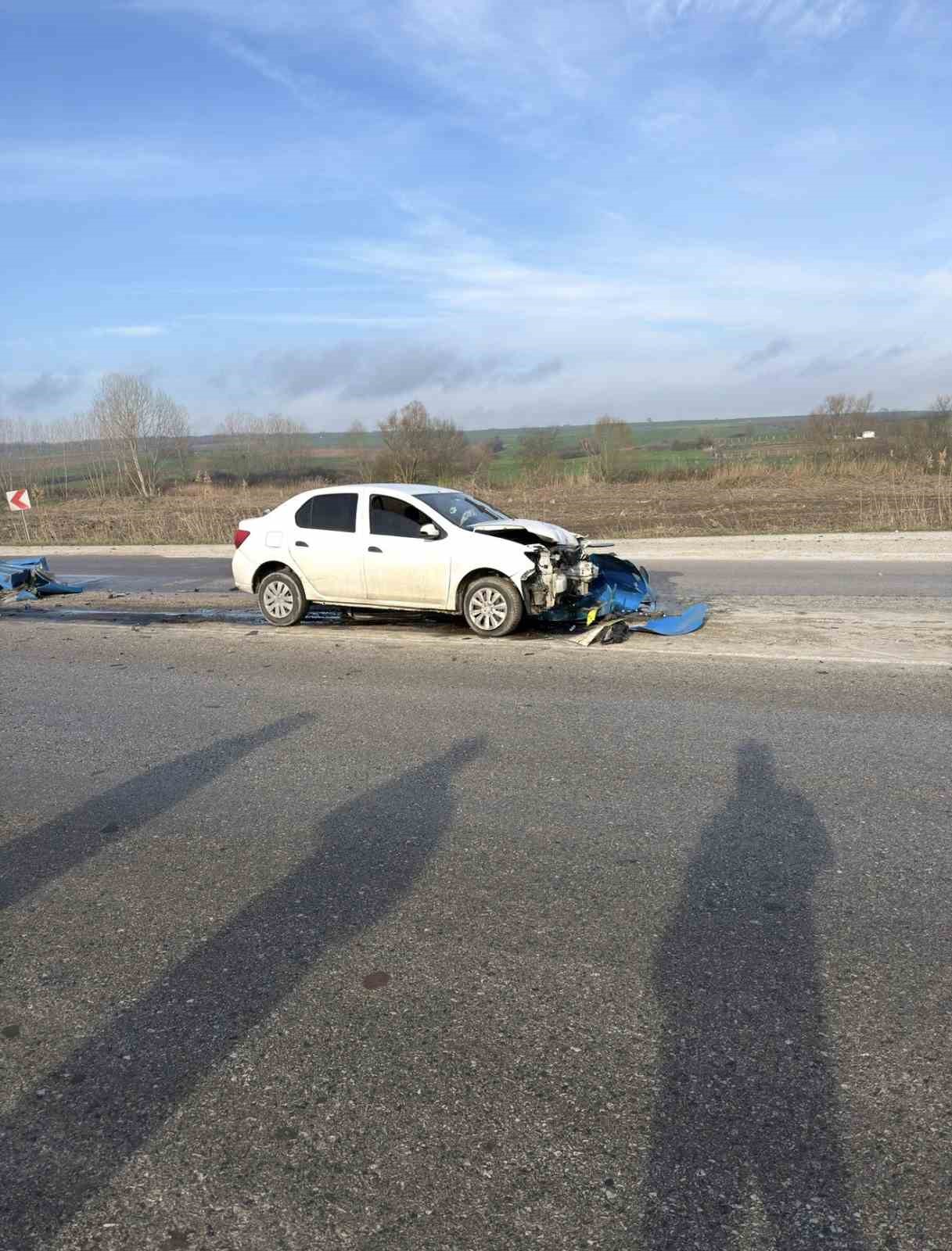 Otomobil refüj başı yön tabelasına çarptı

