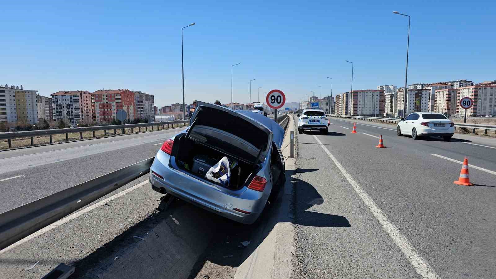 Otomobil refüje çarptı, araçta sıkışan sürücüyü itfaiye kurtardı
