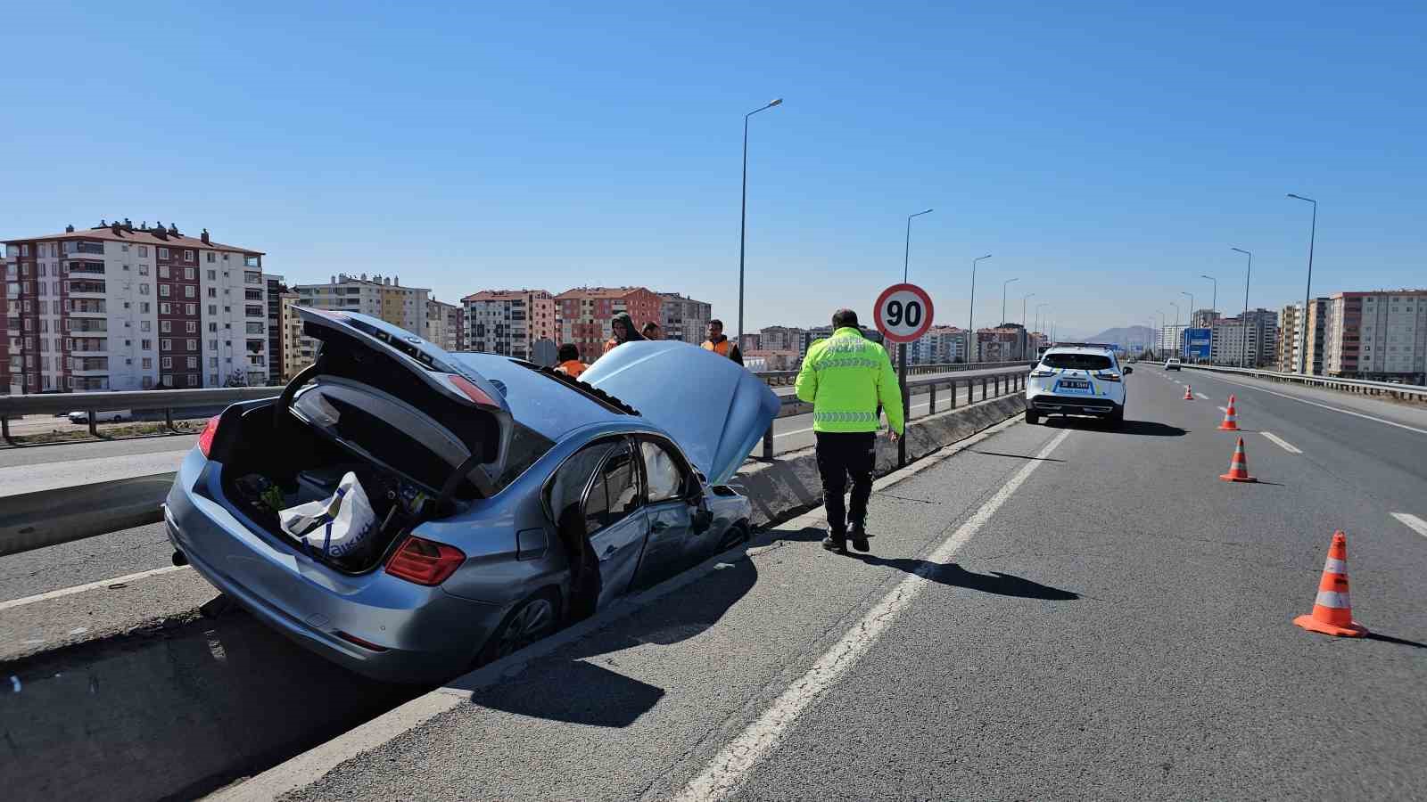 Otomobil refüje çarptı, araçta sıkışan sürücüyü itfaiye kurtardı
